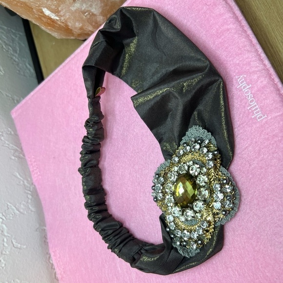 Headband, sparkling fabric and stunning brooch - Picture 2 of 11